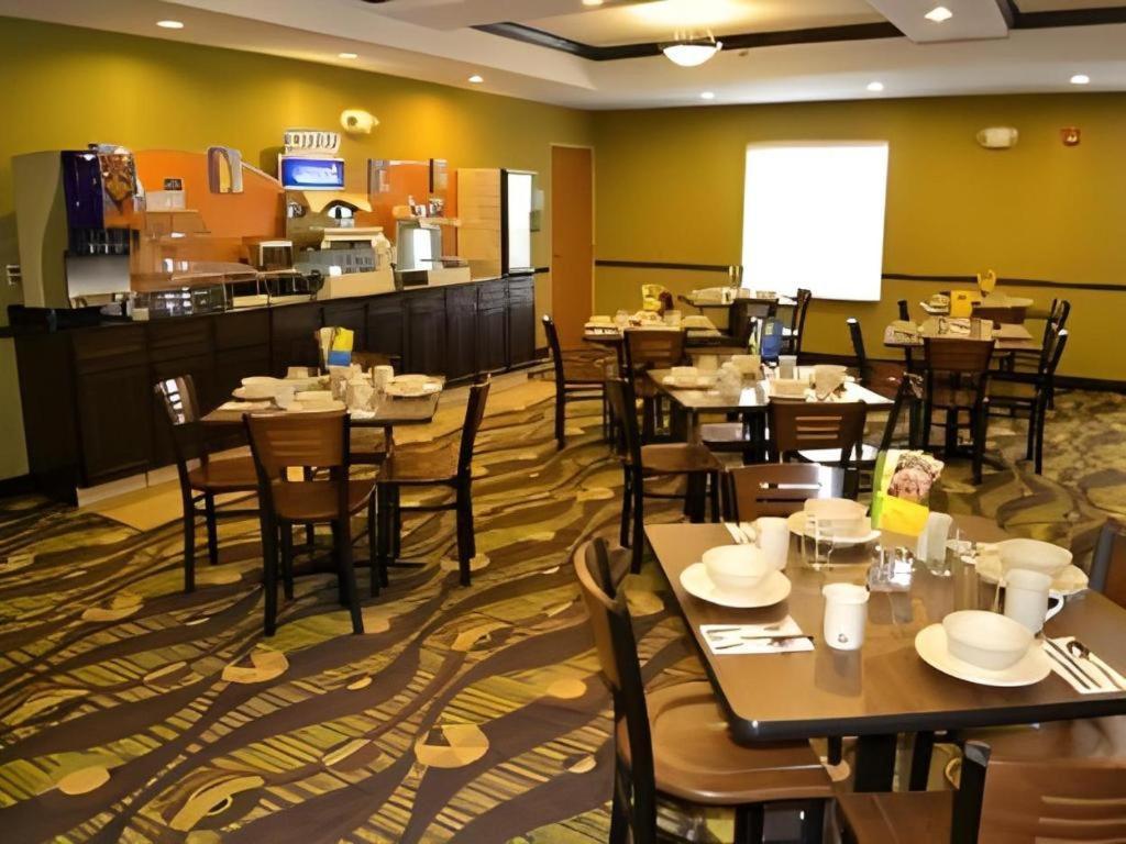 Holiday Inn Express & Suites Northwood By Ihg Silver Lake Exterior foto